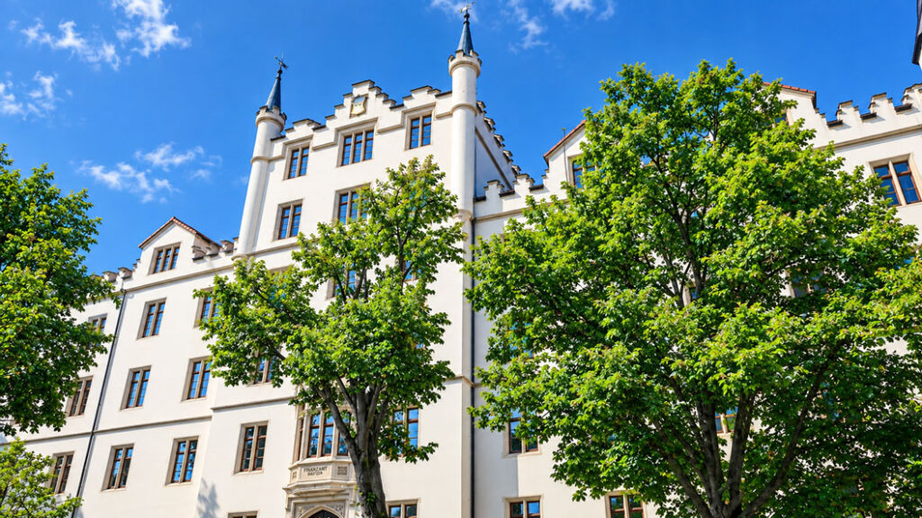 Historisches Finanzamt Bautzen unter blauem Himmel.